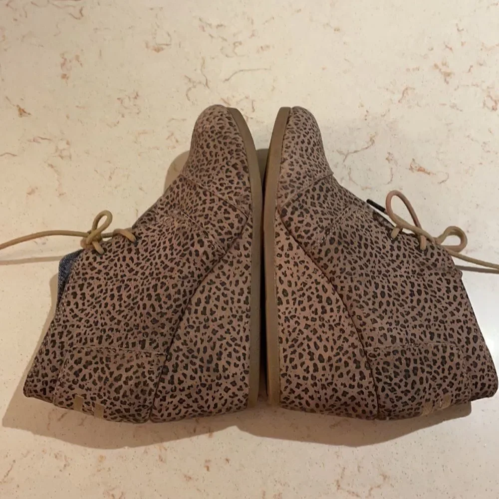 TOMS leopard cheetah print desert wedges SZ 7
